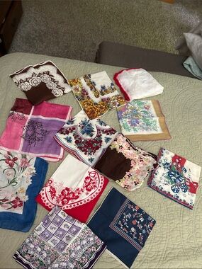 12 Vintage Ladies Handkerchiefs in great condition.